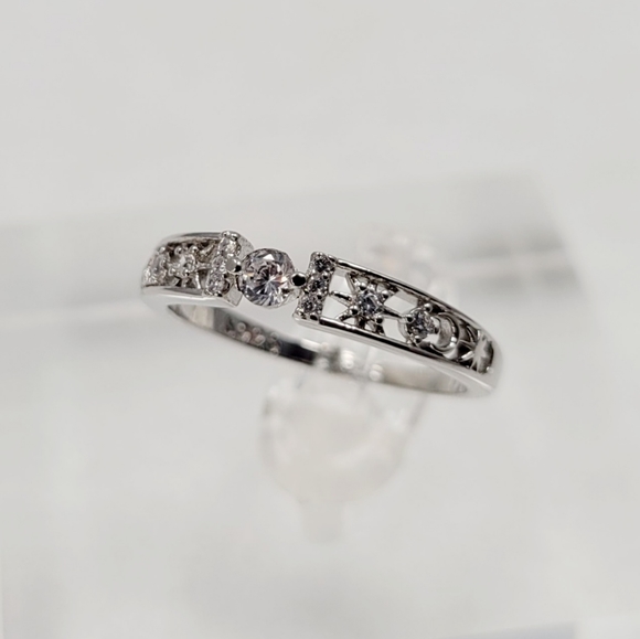Delicate Sterling Silver Ring - Picture 4 of 12